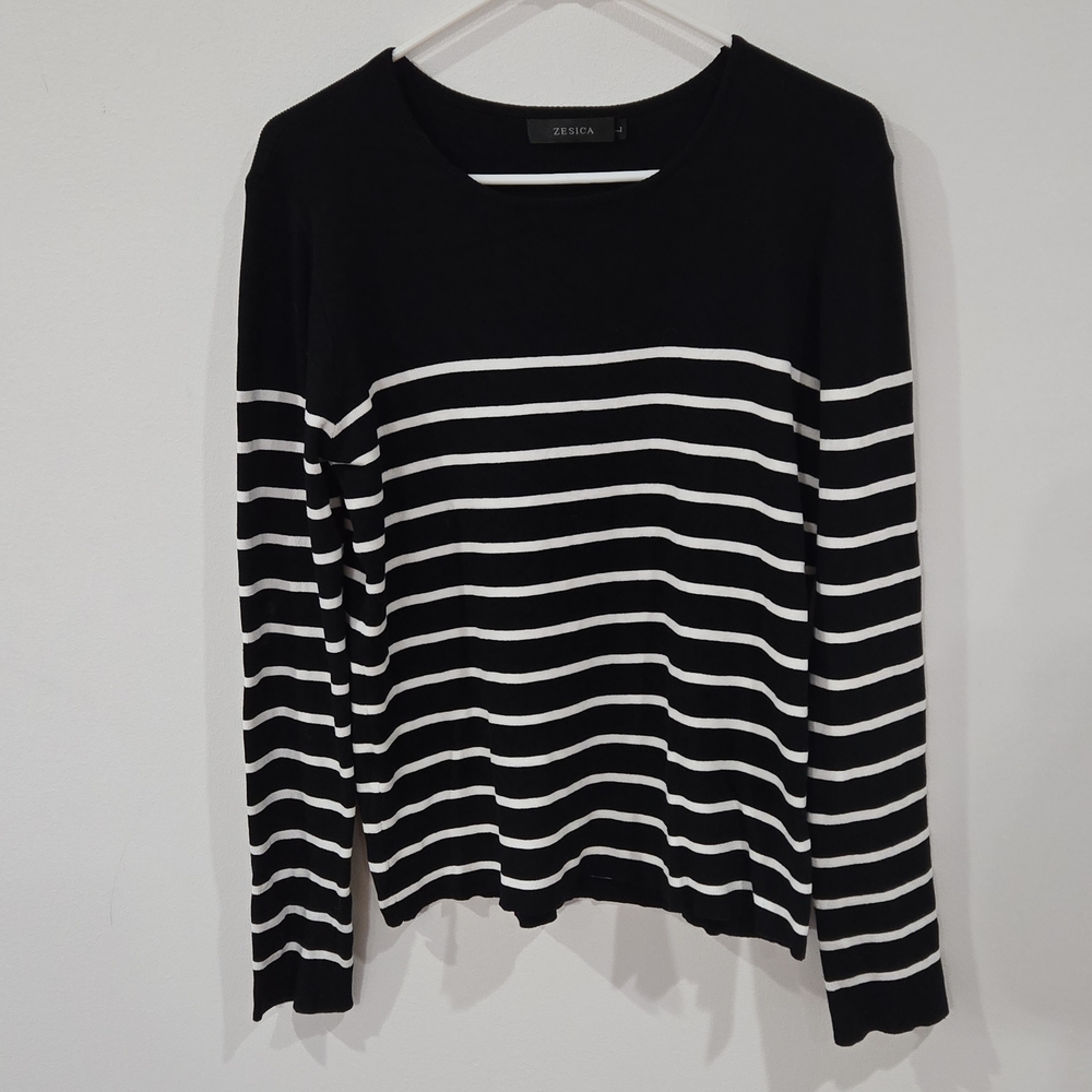 Chic Black and White Striped Long Sleeve Top